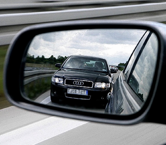 Auf der Autobahn geben junge Fahrer gerne Gas.   | Foto: dpa