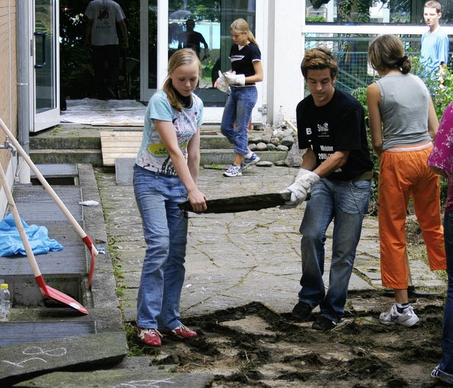 Vor zweieinhalb Jahren packten  Gymnas...Renovierung der Klassenrume helfen.    | Foto: bz-archiv