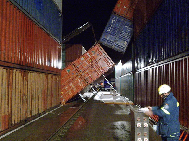 Die Container drohten auf die elektris...tellte den Containerturm wieder auf.    | Foto: THW