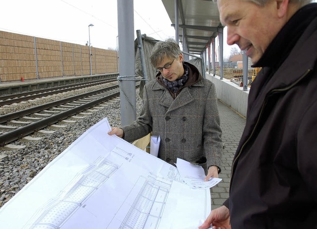 Beim Ortstermin am Bahnhalt Eimeldinge...Bahnsteigzugangsrampe aussehen wird.    | Foto: Langelott