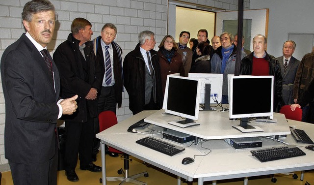 Berufsakademie-Direktor Bernd Martin m...edern in einem der neuen Rechnerrume   | Foto: britta kuck