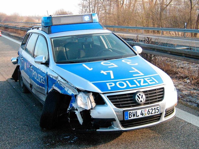 An dem neuen Streifenwagen entstand ein Totalschaden in Hhe von 35000 Euro.  | Foto: Polizei