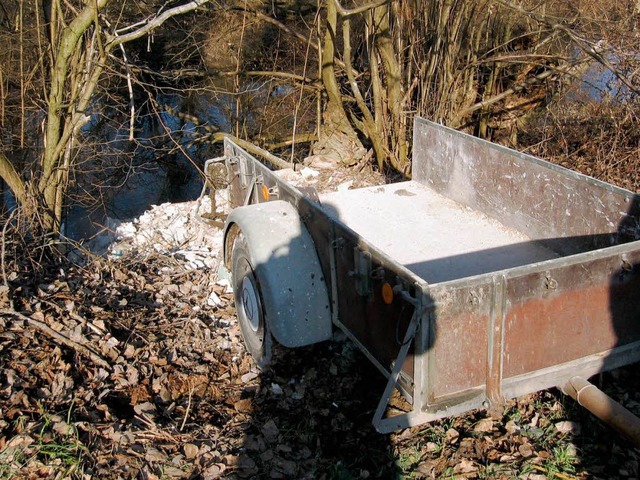 Der Anhnger mit dem Bauschutt  | Foto: Polizei