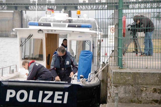 Ein Boot der Kantonspolizei Basel-Land...t ist bei der Suche   Smart im Einsatz  | Foto: Hary Wickert
