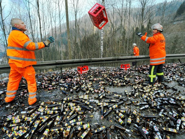 Bierflaschenflut im Hllental.  | Foto: dpa
