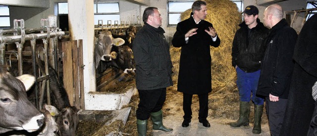 Klaus Schle (2, von links) und Christ...rechts) diskutieren ber Milchpreise.   | Foto: Saurer