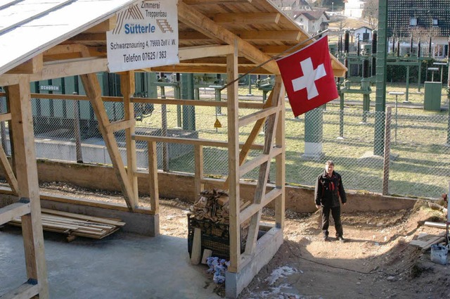 Unter Schweizer  Flagge: Der  neue  Wagenbauschopf der Vogtei Schwyz.  | Foto: Robert Bergmann