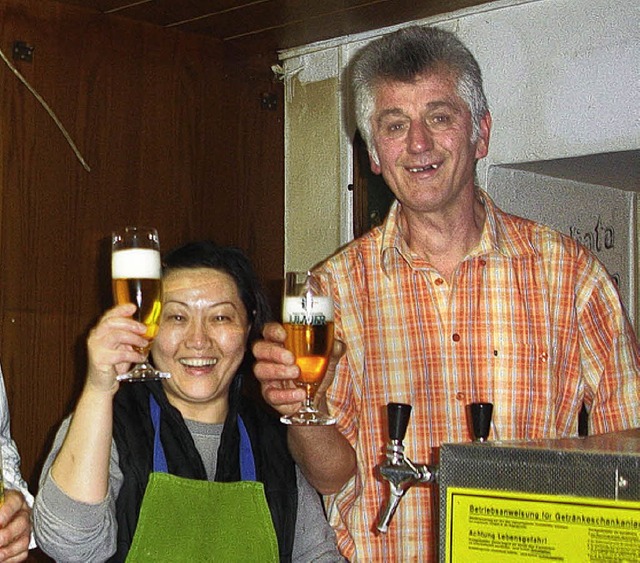 Am Kronen-Zapfhahn:  Getrnke-Experte Gerhard  Geiger und seine Frau Songsong   | Foto: Rderer