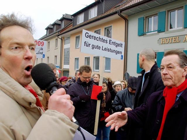 SPD-Vorsitzender reicht dem protestier...rztesprecher Olaf Boettcher die Hand.  | Foto: Katja Mielcarek