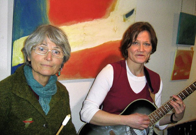 Musikalisch untersttzt von ihrer Schw... Ausstellung  &#8222;Freirume&#8220;.  | Foto: Anne Freyer