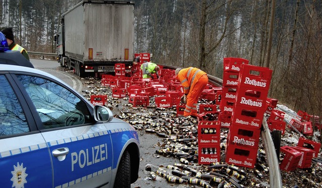 Bier auf der Strae: Seine Ladung verlor  gestern ein Lastzug im Hllental.   | Foto: Martin Ganz