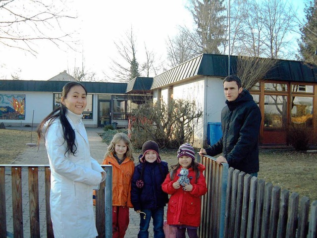 Die Chinesin Xiaohuan Chen mit Kindern...s Steinen, rechts Erzieher Bjrn Bauer  | Foto: Ingried Jennert