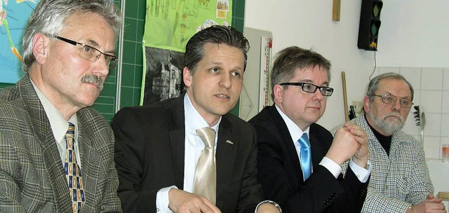 Ortsvorsteher Reinhard Mller, OB Thor...der Lehrer Gnter Heiden (von links).   | Foto: Beathalter