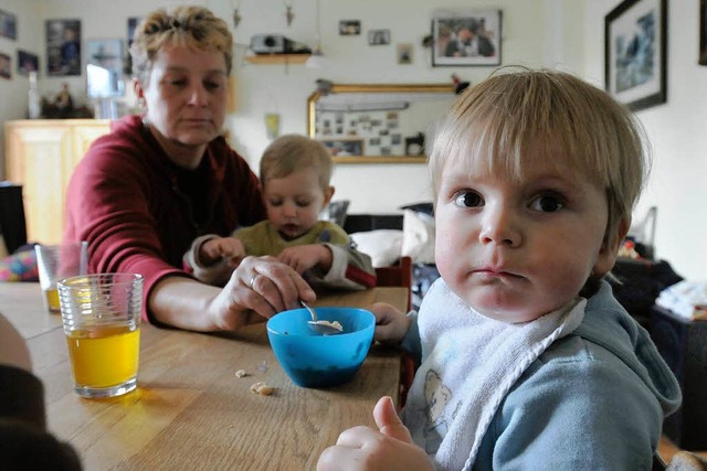 Tagesmutter Lydia Wei betreut neben i... eigenen auch noch acht andere Kinder.  | Foto: Ingo Schneider