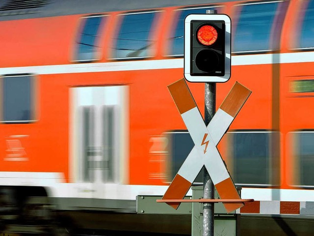 Signale auf Rot? Noch ist unklar, ob bald wieder gestreikt wird bei der Bahn.  | Foto: dpa