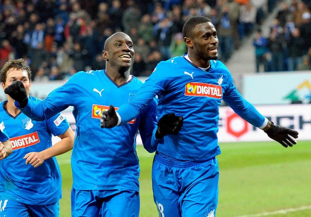 Die Hoffenheimer Boubacar Sanogo (r) u...ubeln den Treffer zum 2:0 durch Sanogo  | Foto: dpa