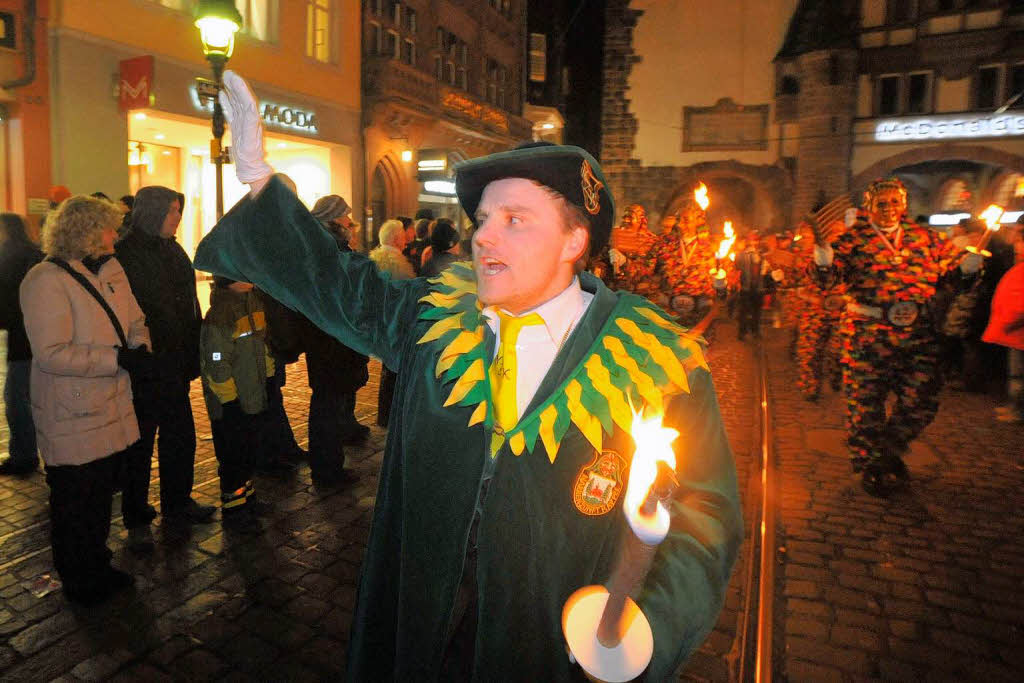 Fackelumzug mit 1300 Narren vom Holzmarktplatz ber die Kaiser-Joseph-Strae zum Mnsterplatz.<?ZE?>
