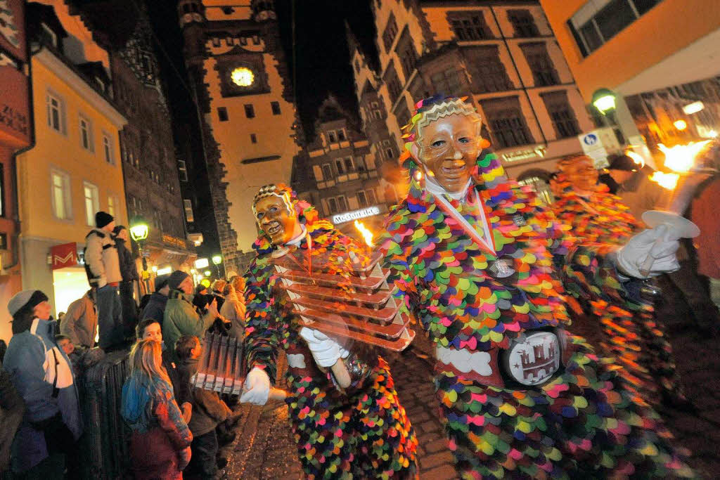 Fackelumzug mit 1300 Narren vom Holzmarktplatz ber die Kaiser-Joseph-Strae zum Mnsterplatz.<?ZE?>
