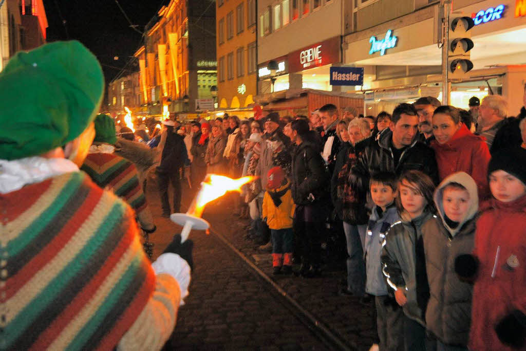 Fackelumzug mit 1300 Narren vom Holzmarktplatz ber die Kaiser-Joseph-Strae zum Mnsterplatz.<?ZE?>
