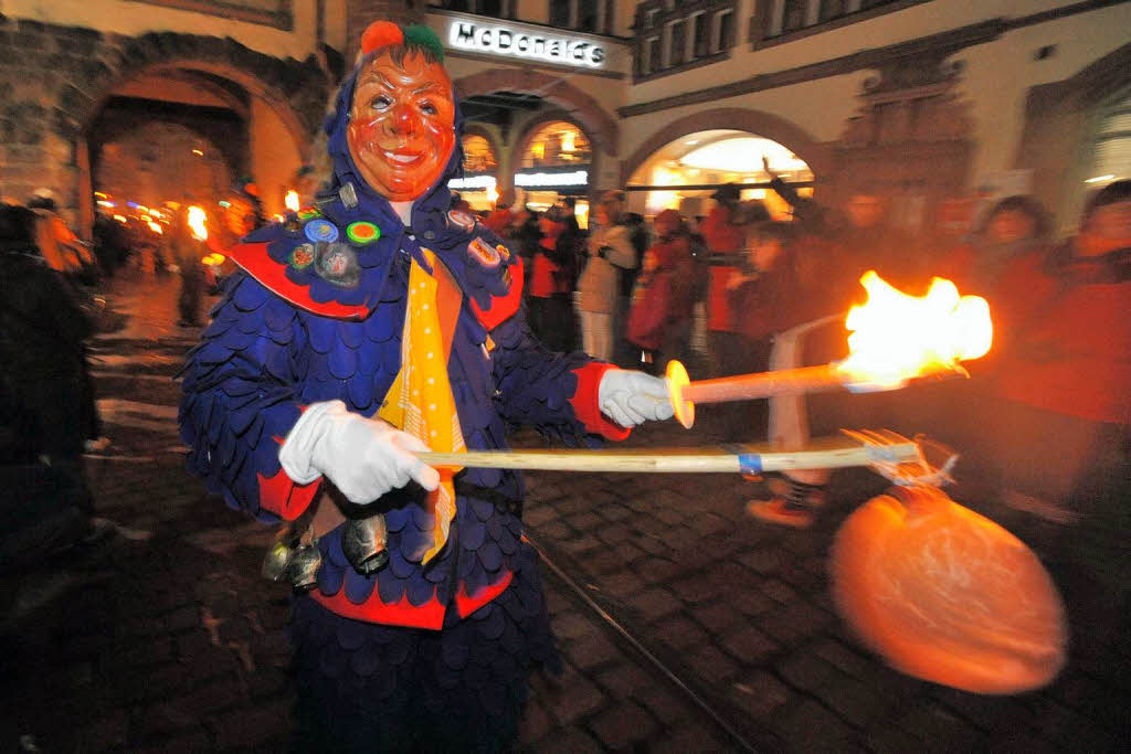 Fackelumzug mit 1300 Narren vom Holzmarktplatz ber die Kaiser-Joseph-Strae zum Mnsterplatz.<?ZE?>
