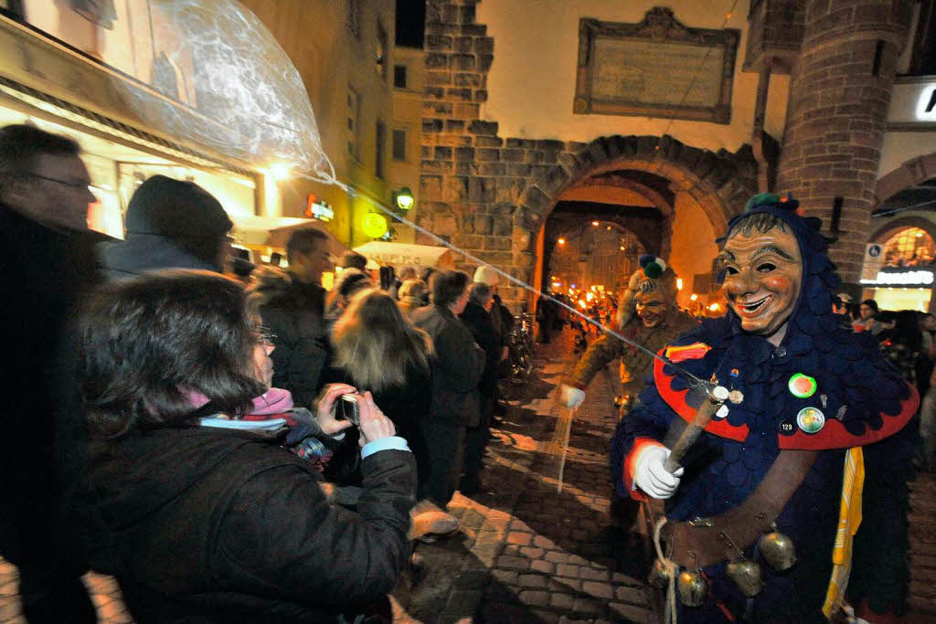 Fackelumzug mit 1300 Narren vom Holzmarktplatz ber die Kaiser-Joseph-Strae zum Mnsterplatz.<?ZE?>
