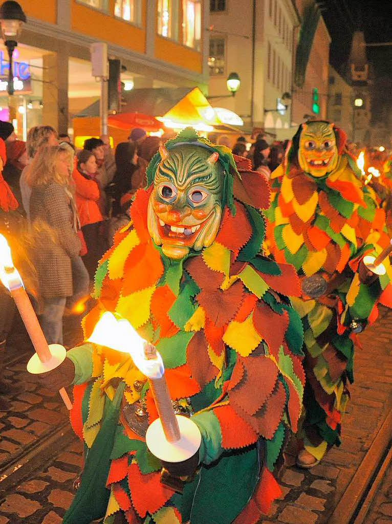 Fackelumzug mit 1300 Narren vom Holzmarktplatz ber die Kaiser-Joseph-Strae zum Mnsterplatz.<?ZE?>
