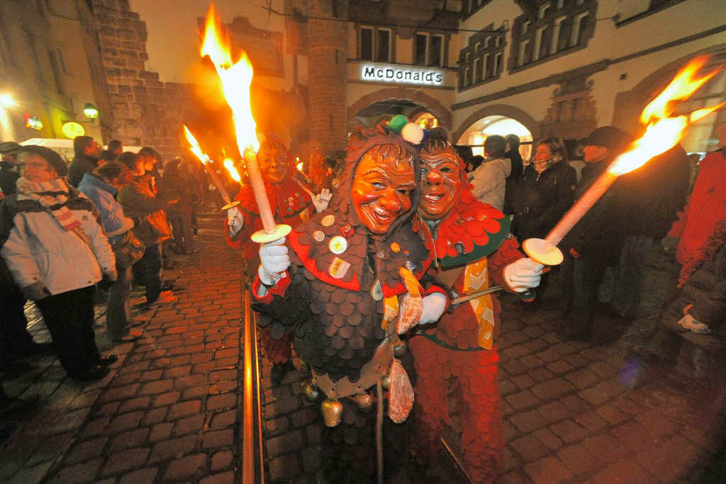 Fackelumzug mit 1300 Narren vom Holzmarktplatz ber die Kaiser-Joseph-Strae zum Mnsterplatz.<?ZE?>
