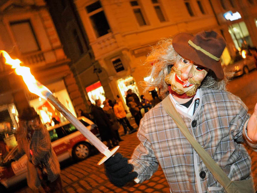 Fackelumzug mit 1300 Narren vom Holzmarktplatz ber die Kaiser-Joseph-Strae zum Mnsterplatz.<?ZE?>
