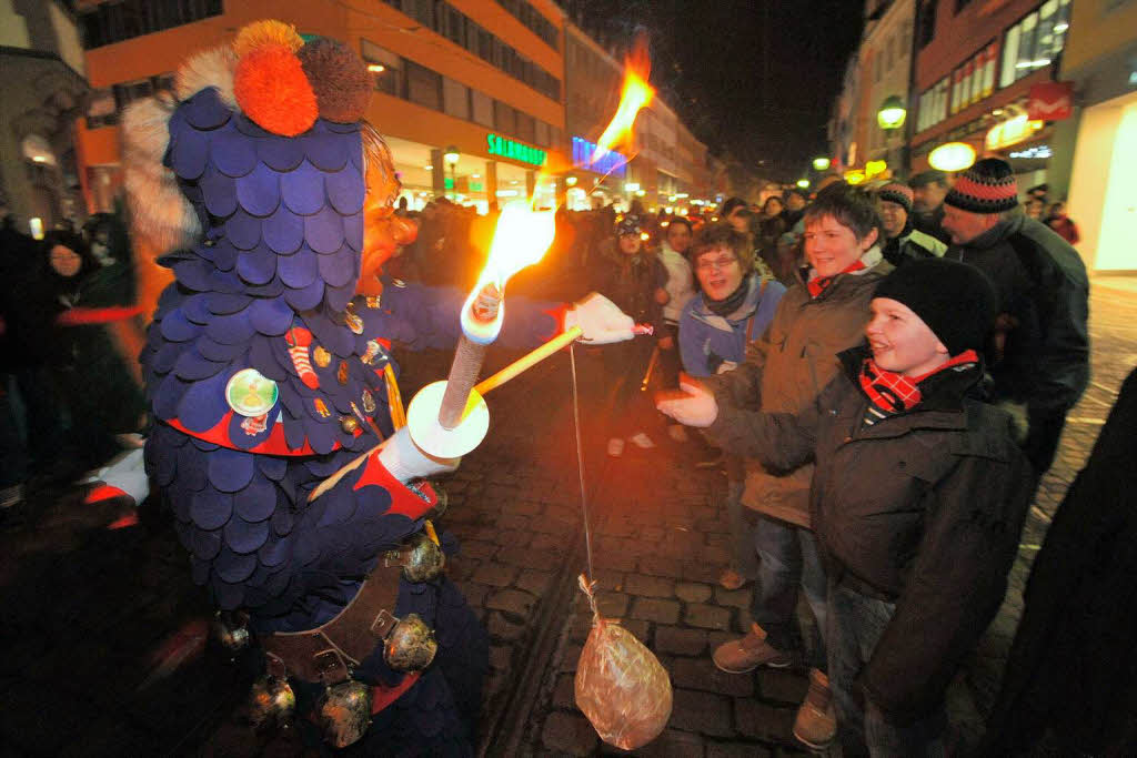 Fackelumzug mit 1300 Narren vom Holzmarktplatz ber die Kaiser-Joseph-Strae zum Mnsterplatz.<?ZE?>
