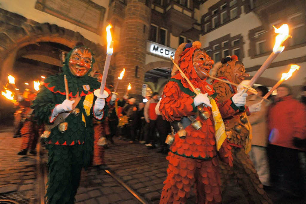 Fackelumzug mit 1300 Narren vom Holzmarktplatz ber die Kaiser-Joseph-Strae zum Mnsterplatz.<?ZE?>
