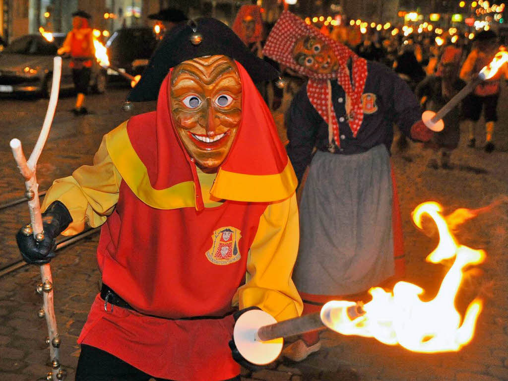 Fackelumzug mit 1300 Narren vom Holzmarktplatz ber die Kaiser-Joseph-Strae zum Mnsterplatz.<?ZE?>
