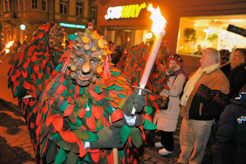 Fackelumzug mit 1300 Narren vom Holzmarktplatz ber die Kaiser-Joseph-Strae zum Mnsterplatz.<?ZE?>
