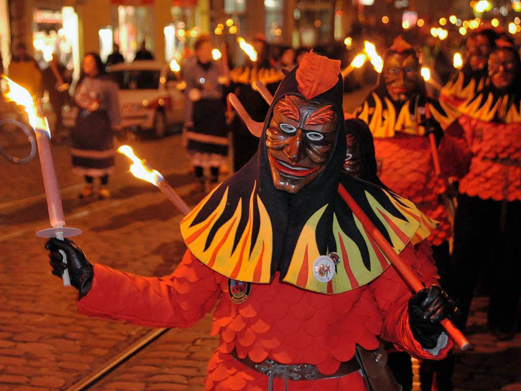 Fackelumzug mit 1300 Narren vom Holzmarktplatz ber die Kaiser-Joseph-Strae zum Mnsterplatz.<?ZE?>
