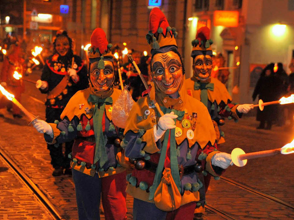 Fackelumzug mit 1300 Narren vom Holzmarktplatz ber die Kaiser-Joseph-Strae zum Mnsterplatz.<?ZE?>
