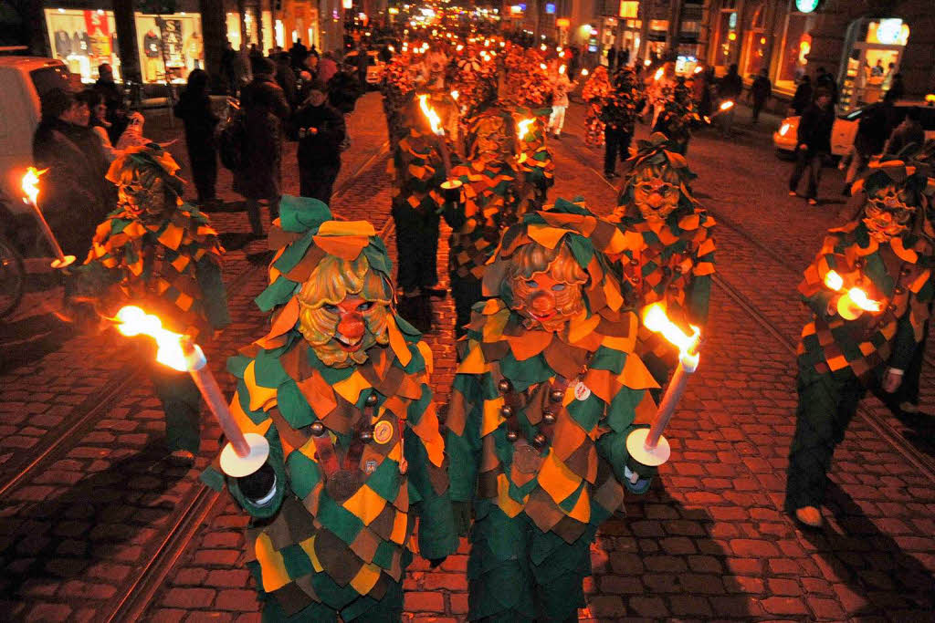 Fackelumzug mit 1300 Narren vom Holzmarktplatz ber die Kaiser-Joseph-Strae zum Mnsterplatz.<?ZE?>
