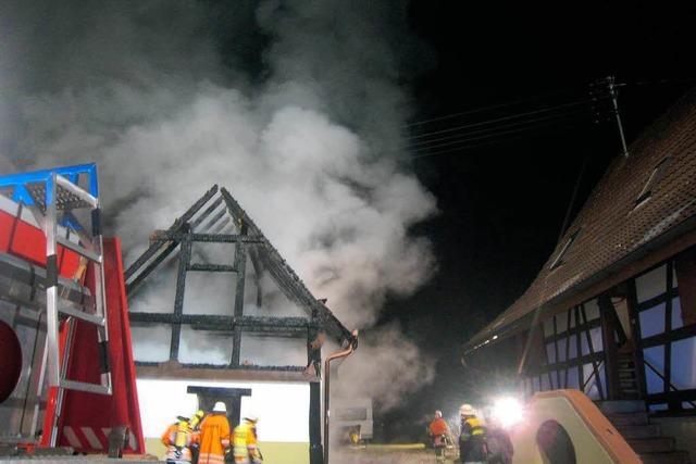Grobrand zerstrt Schuppen und Wohnhaus