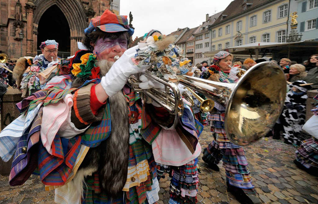 75 Jahre Breisgauer Narrenzunft: Jubilumszug durch die Freiburger Innenstadt.