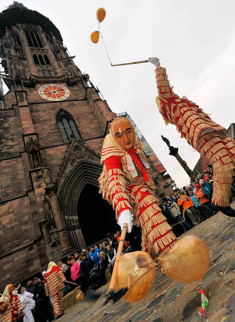 75 Jahre Breisgauer Narrenzunft: Jubilumszug durch die Freiburger Innenstadt.