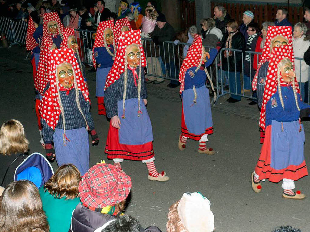 Bereits am Samstag wurde beim Hexenfest, beim Nachtumzug und im Narrendorf auf die Pauke gehauen.