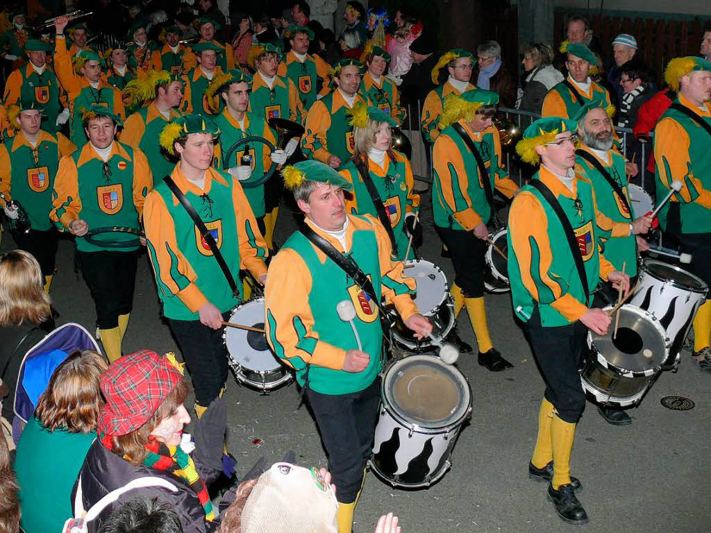 Bereits am Samstag wurde beim Hexenfest, beim Nachtumzug und im Narrendorf auf die Pauke gehauen.