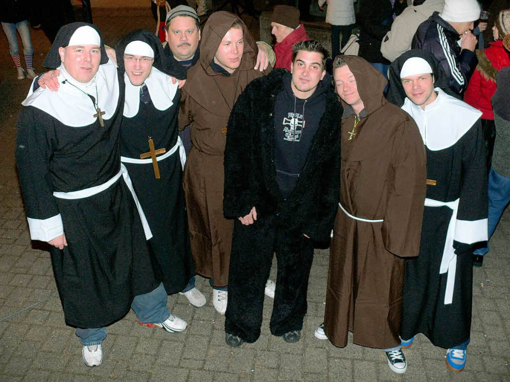 Bereits am Samstag wurde beim Hexenfest, beim Nachtumzug und im Narrendorf auf die Pauke gehauen.