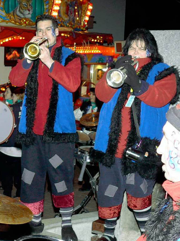 Bereits am Samstag wurde beim Hexenfest, beim Nachtumzug und im Narrendorf auf die Pauke gehauen.