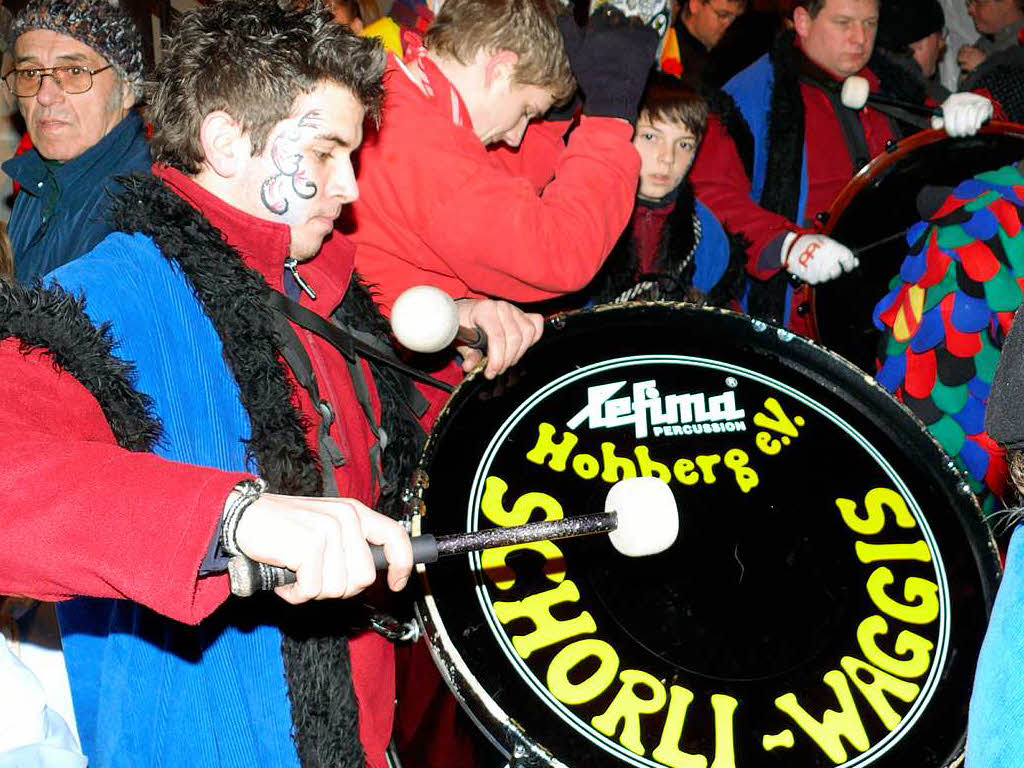 Bereits am Samstag wurde beim Hexenfest, beim Nachtumzug und im Narrendorf auf die Pauke gehauen.