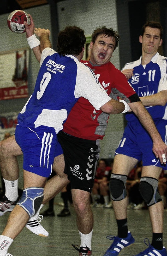 Handball 2009TuS Altenheim vs. Denzlin...) wird von einem Gegenspieler geblockt  | Foto: Peter Goermer