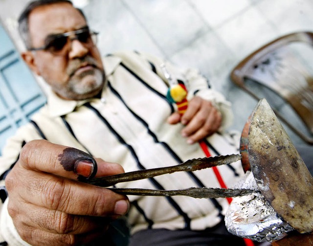 Ein Iraker in einem Bagdader Kaffeehau...hen, dass der Mann zuvor gewhlt hat.   | Foto: afp