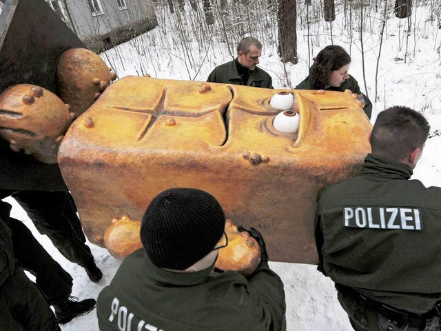 Polizisten befreien &#8222;Bernd das Brot&#8220;  | Foto: ddp
