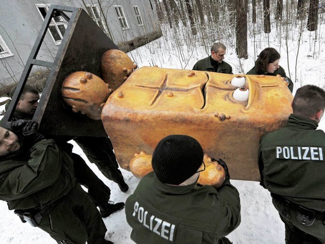 Sieben Polizisten tragen &#8222;Bernd das Brot&#8220; aus dem Keller.  | Foto: ddp