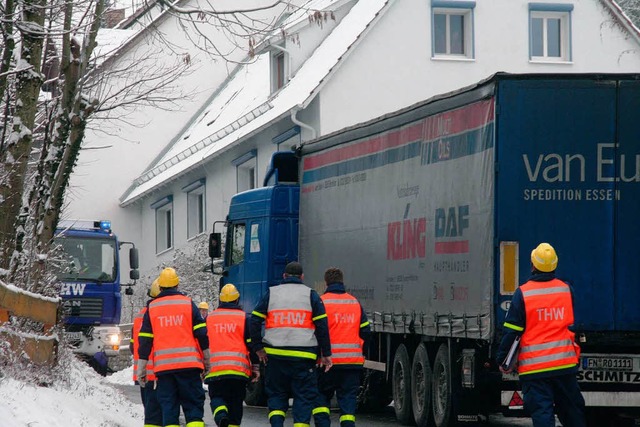 Die 15 Helfer vom Technischen Hilfswer...en den Schwerlaster  wieder startklar.  | Foto: Marlies Jung-Knoblich