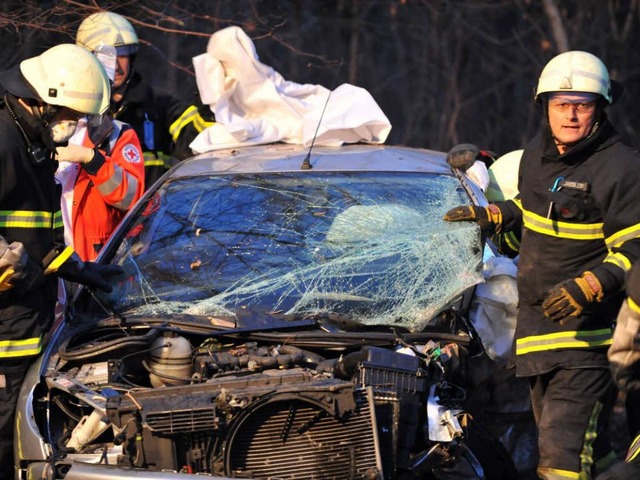 Feuerwehrleute bei einem der beiden Autowracks.  | Foto: Patrick Seeger