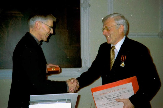 Weihbischof Paul Wehrle (links) berbr...   den Orden des heiligen Silvesters.   | Foto: grosholz